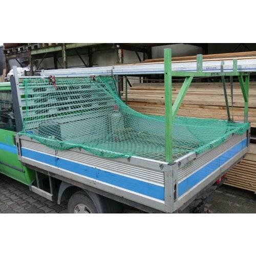 Ein kleiner Flachbettlaster, der gestapeltes Holz transportiert, mit einem grünen Sicherheitsnetz zur Sicherung der Ladung.