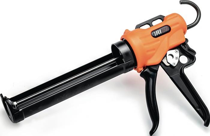 Caulking-Pistole mit orangefarbenem Griff, die das Logo 'Irion' trägt und zum Abdichten von Fugen oder Rissen mit Dichtstoff oder Versiegelungsmaterialien verwendet wird.