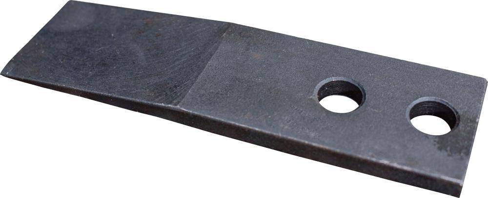 Schwarzes Metallblech oder Ausgleichsplatte mit geneigter Oberfläche und zwei runden Löchern.