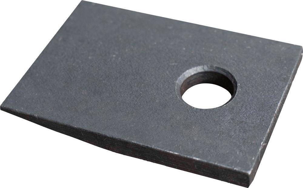 Schwarze rechteckige Metallplatte mit einem einzelnen kreisförmigen Loch in der Nähe eines Endes, gezeigt auf weißem Hintergrund.