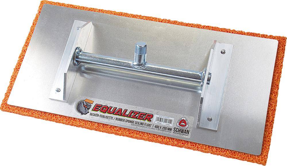 Metallisches Spreizwerkzeug mit einem zentralen Gewindegriff und zwei weißen Endplatten auf einem rechteckigen Brett mit der Aufschrift 