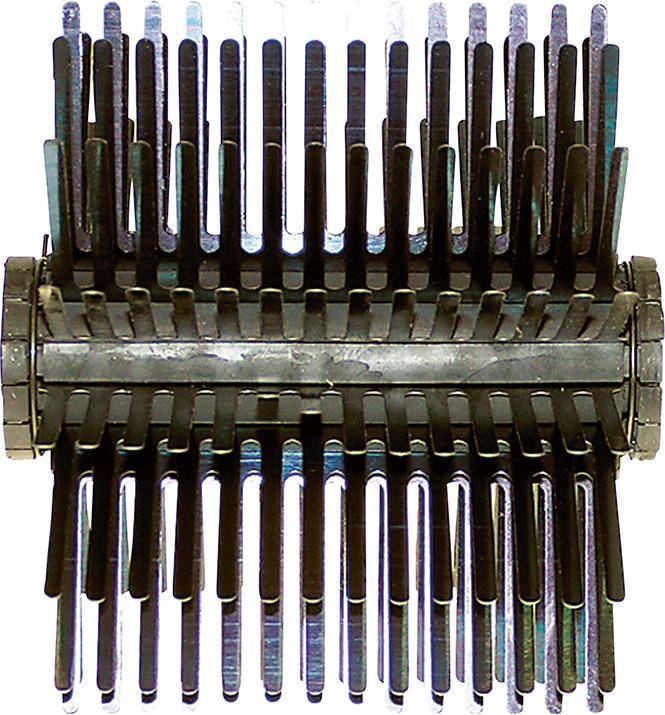 Nahaufnahme eines zylindrischen Metallkamms oder einer Metallbürste mit vielen gleichmäßig verteilten Zähnen auf weißem Hintergrund.