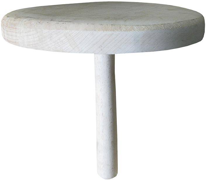 Ein rundes Holzschneidebrett mit einer dicken Oberfläche und einer einzelnen zylindrischen Stütze darunter.