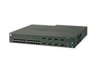 Frontansicht eines in ein Rack eingebauten Netzwerk-Switches oder Server-Geräts mit mehreren Anschlüssen auf der Frontplatte vor weißem Hintergrund