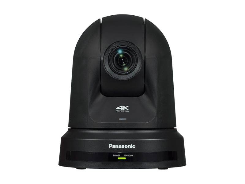 Vorderansicht einer schwarzen Panasonic 4K-PTZ-Kamera mit zentriertem Objektiv und Stromversorgungs-/Standby-Anzeige auf der Basis, dargestellt auf weißem Hintergrund.