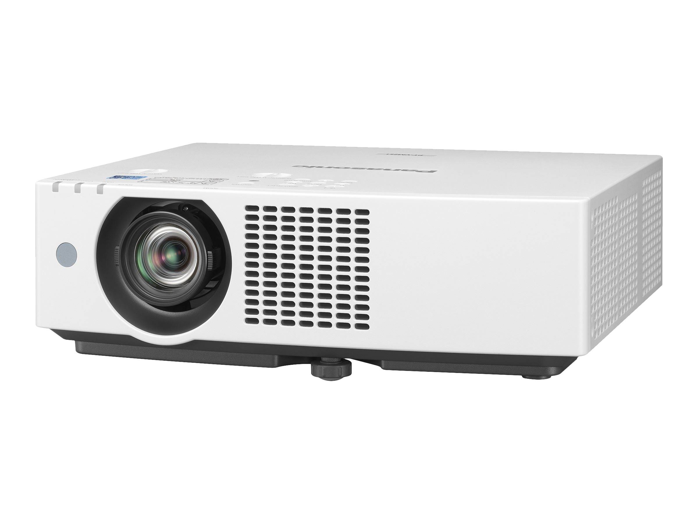 Weißer Multimediaprojector mit Objektiv auf der linken Seite und Lüftungsgitter auf der Vorderseite, gezeigt vor einem einfachen Hintergrund.
