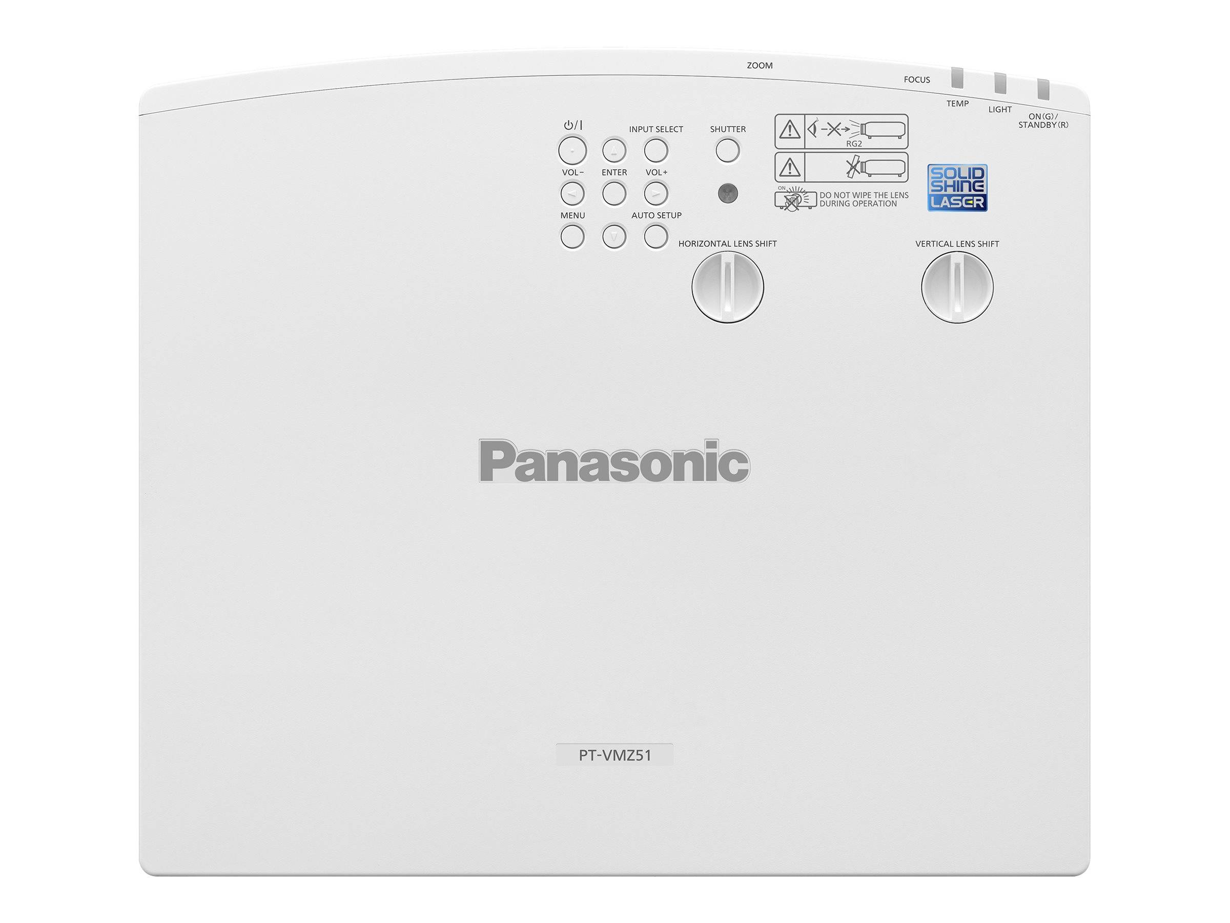 Frontansicht eines weißen Panasonic-Projektors mit Objektiv und Bedientasten auf der oberen Bedienplatte.