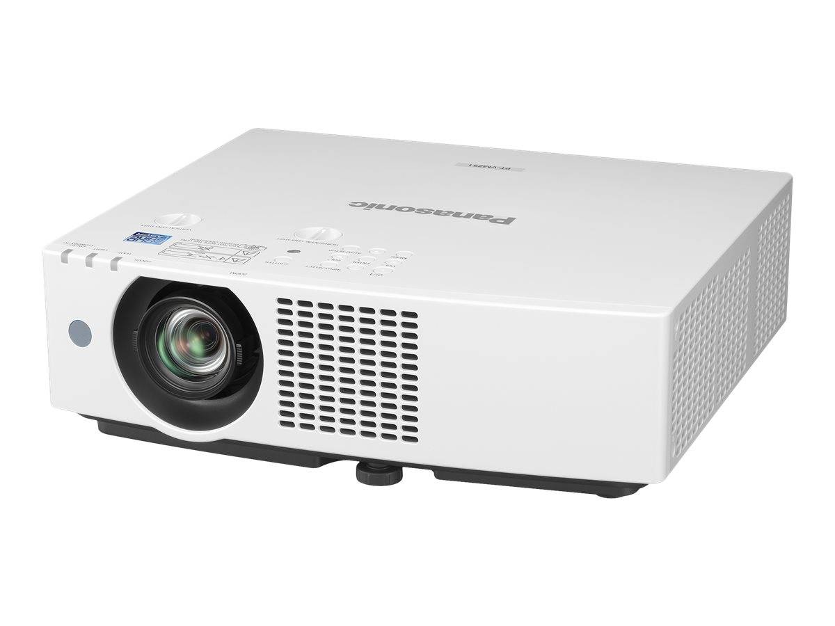 Weißer Panasonic-Projektor in Dreiviertelsicht dargestellt, mit sichtbarem Objektiv, vorderer Belüftungsgitter und kompaktem Tischplattendesign.