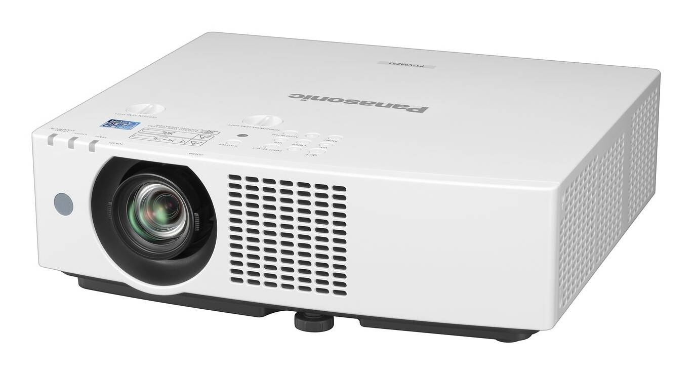Weißer Panasonic-Projektor in Dreiviertel-Vorderansicht mit Objektiv auf der linken Seite und Lüftungsgitter an der Vorderseite.
