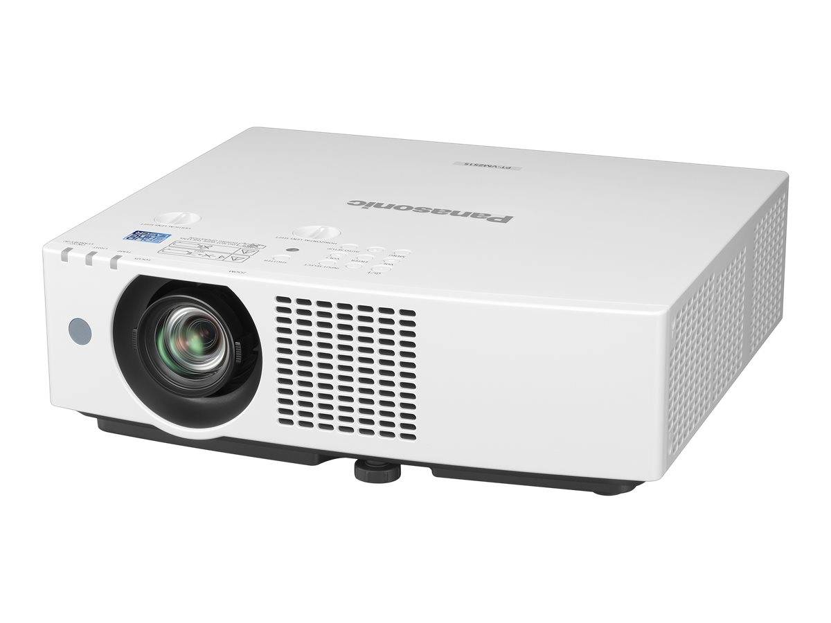 Weißer Panasonic-Projektor unter einem Winkel gezeigt, mit sichtbarem Objektiv, Lüftungsgitter und Bedienungstasten.