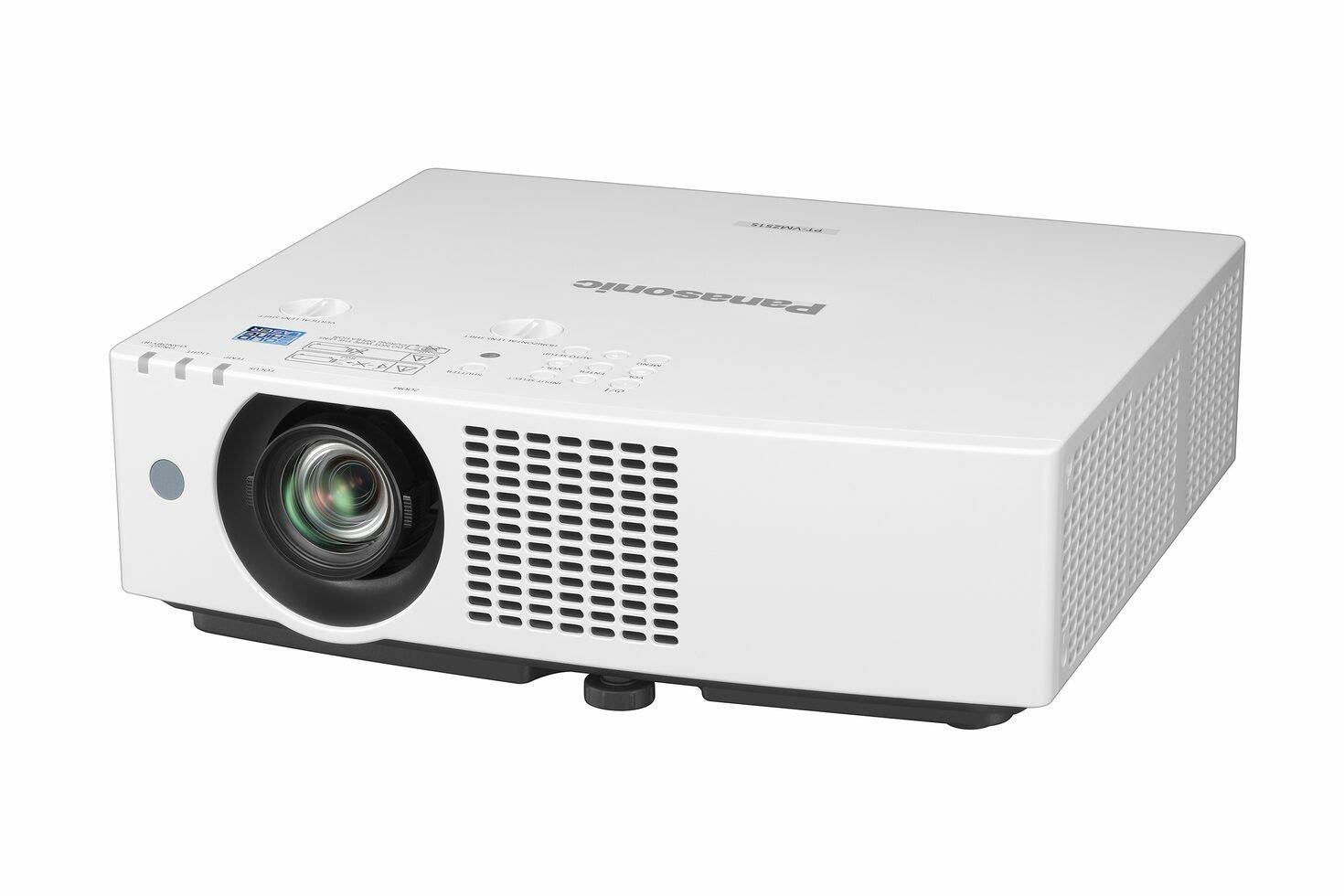 Weißer Panasonic-Projektor in Dreiviertelsicht auf neutralem Hintergrund, mit sichtbarem Objektiv und Frontlüftungsgitter.