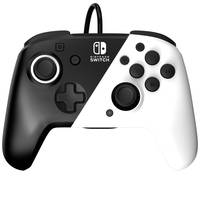 Ein schwarz-weißer Gaming-Controller mit Kabel oben, entworfen für die Nintendo Switch, mit Standard-Tasten und Joysticks ausgestattet.