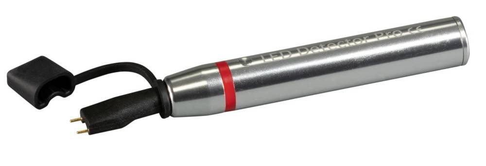 Silberner stiftförmiger Stecker-Elektromückenabwehrstift mit schwarzer Kappe und Kabel, auf weißem Hintergrund dargestellt.