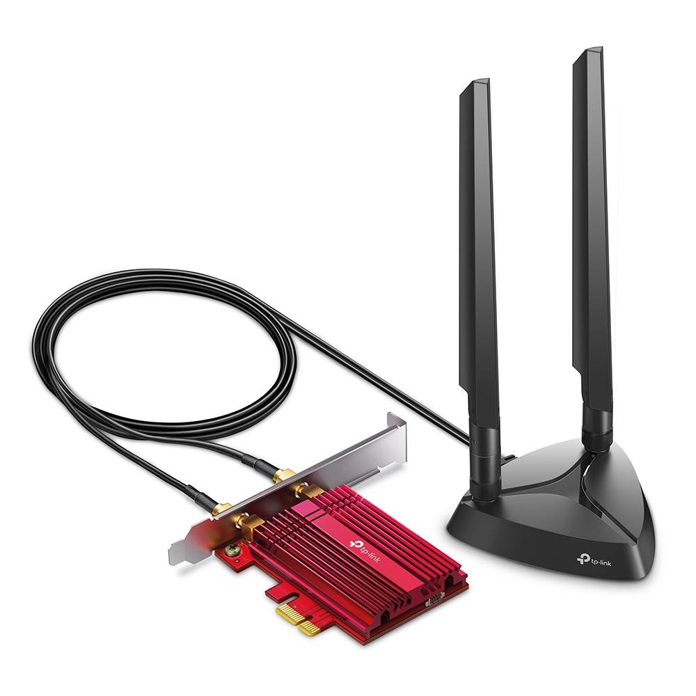 Wireless-PCIe-Adapterkarte mit zwei externen Antennen und Kabel, dargestellt neben einer roten wärmegekühlten Wi-Fi-Karte auf weißem Hintergrund.