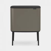 Eine minimalistische, graue, rechteckige Aufbewahrungseinheit mit vier schlanken schwarzen Beinen, konzipiert für moderne Innenräume.