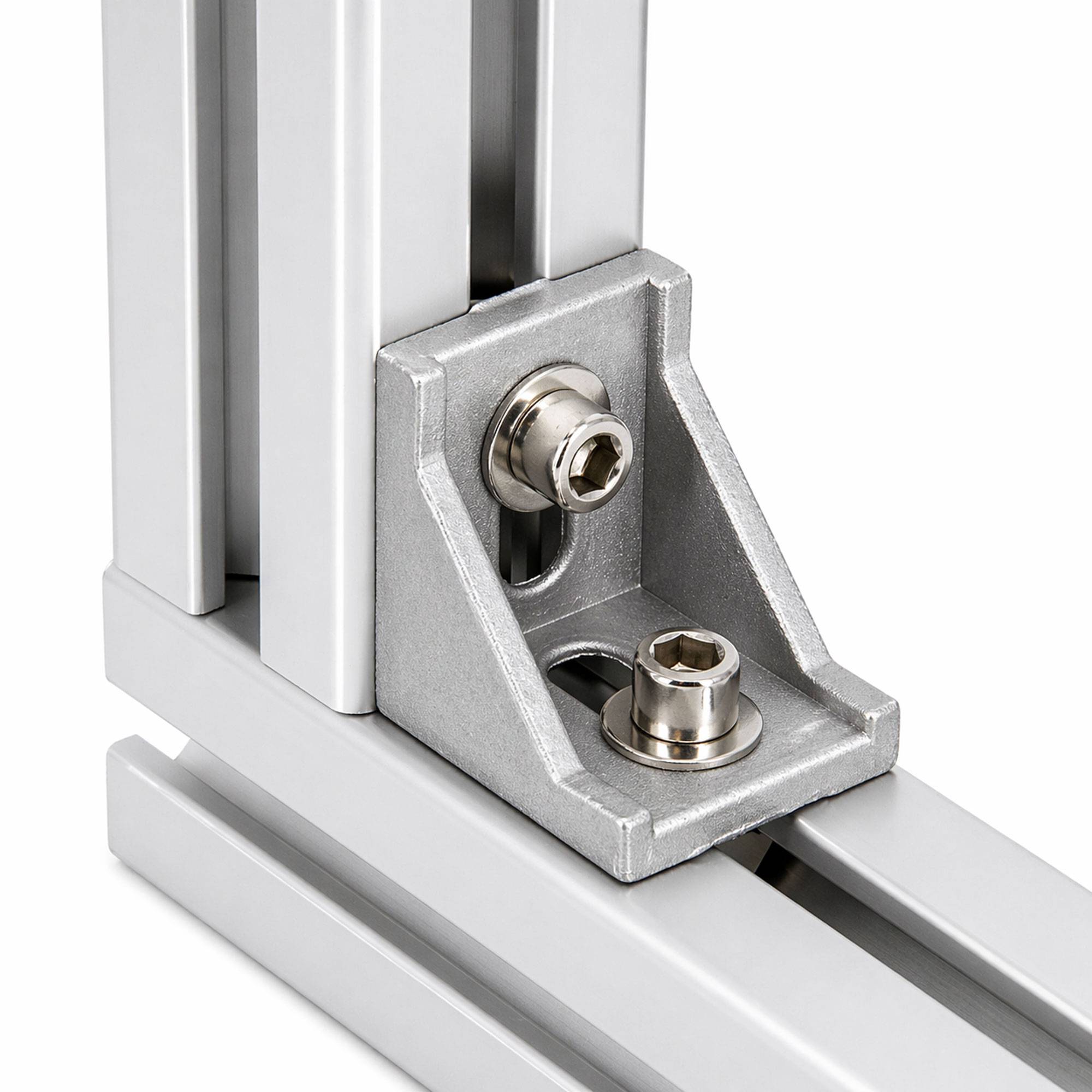 Nahaufnahme einer Aluminium-Extrusionswinkelhalterung mit zwei Bolzen, die eine Gleitschiene oder Rahmenverbindung sichern.