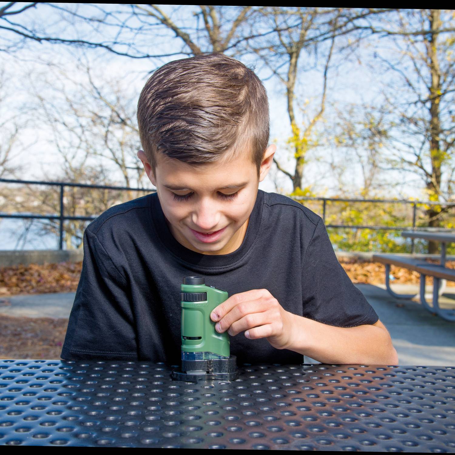 EDUPLAY 150141 Taschenmikroskop mit LED-Beleuchtung, grün
