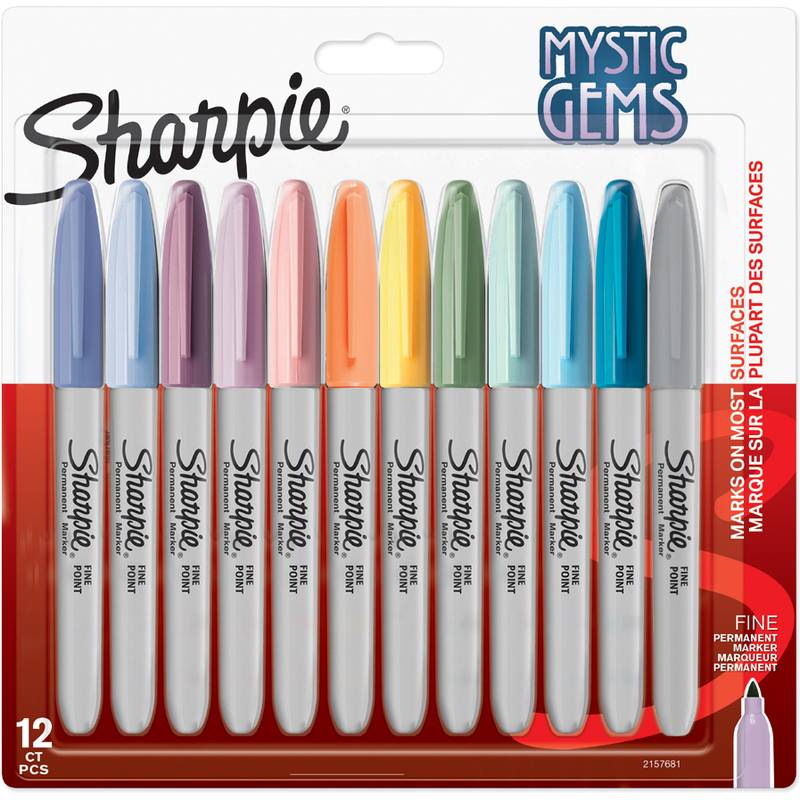 Pack of 12 Sharpie Mystic Gems Feinspitzmarker in permanenter Ausführung in verschiedenen Farben, abgebildet in Einzelhandelsverpackung mit Text „markiert die meisten Oberflächen