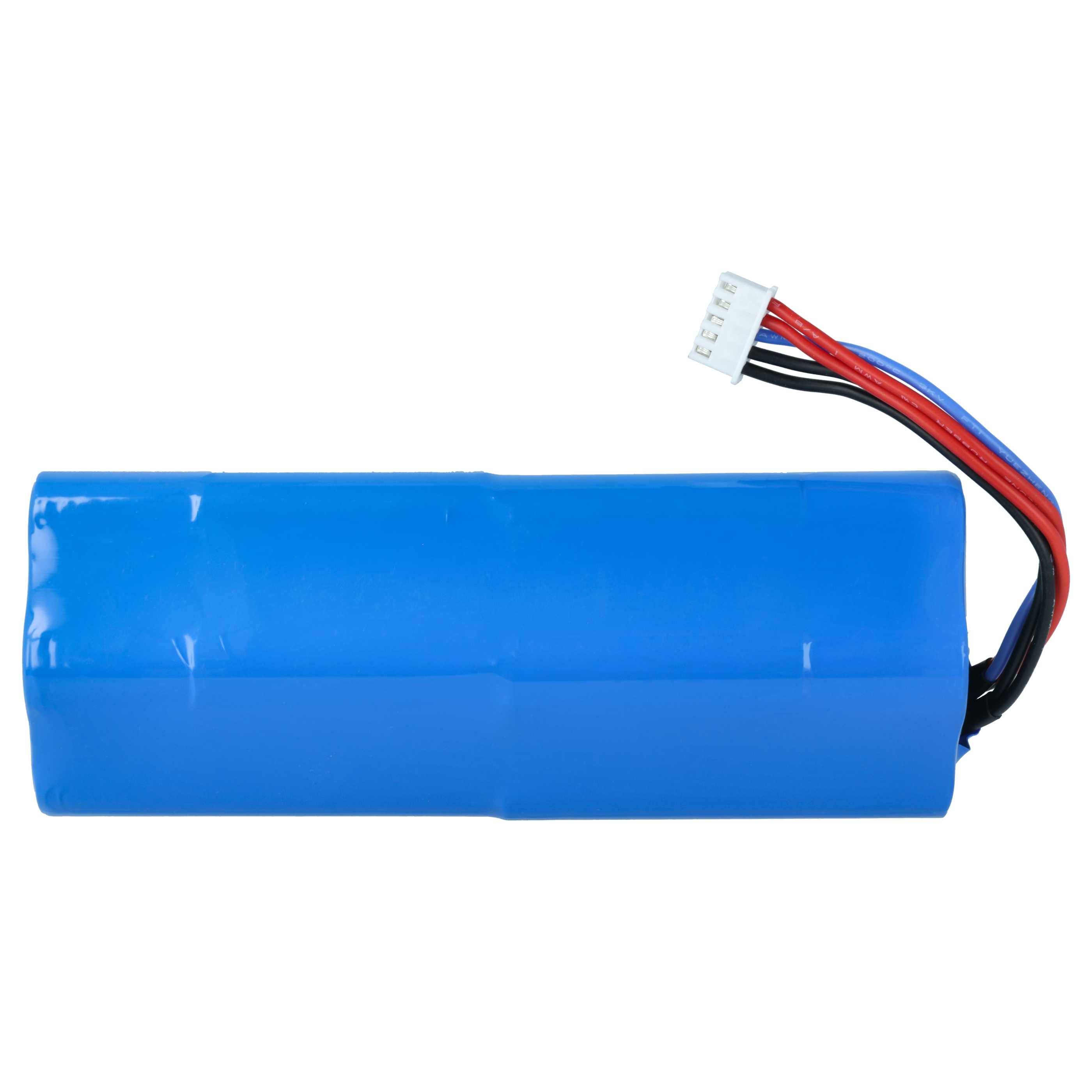 Blaues wiederaufladbares Batteriepack mit angebrachten roten, schwarzen und blauen Kabeln und weißem Stecker auf weißem Hintergrund