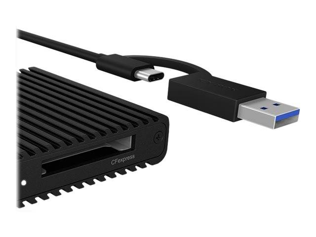 Nahaufnahme eines schwarzen CFexpress-Kartenlesegeräts mit USB-C-Kabel und USB-A-Adapter, das den vorderen Anschluss des Geräts und die Kühlrippen zeigt.
