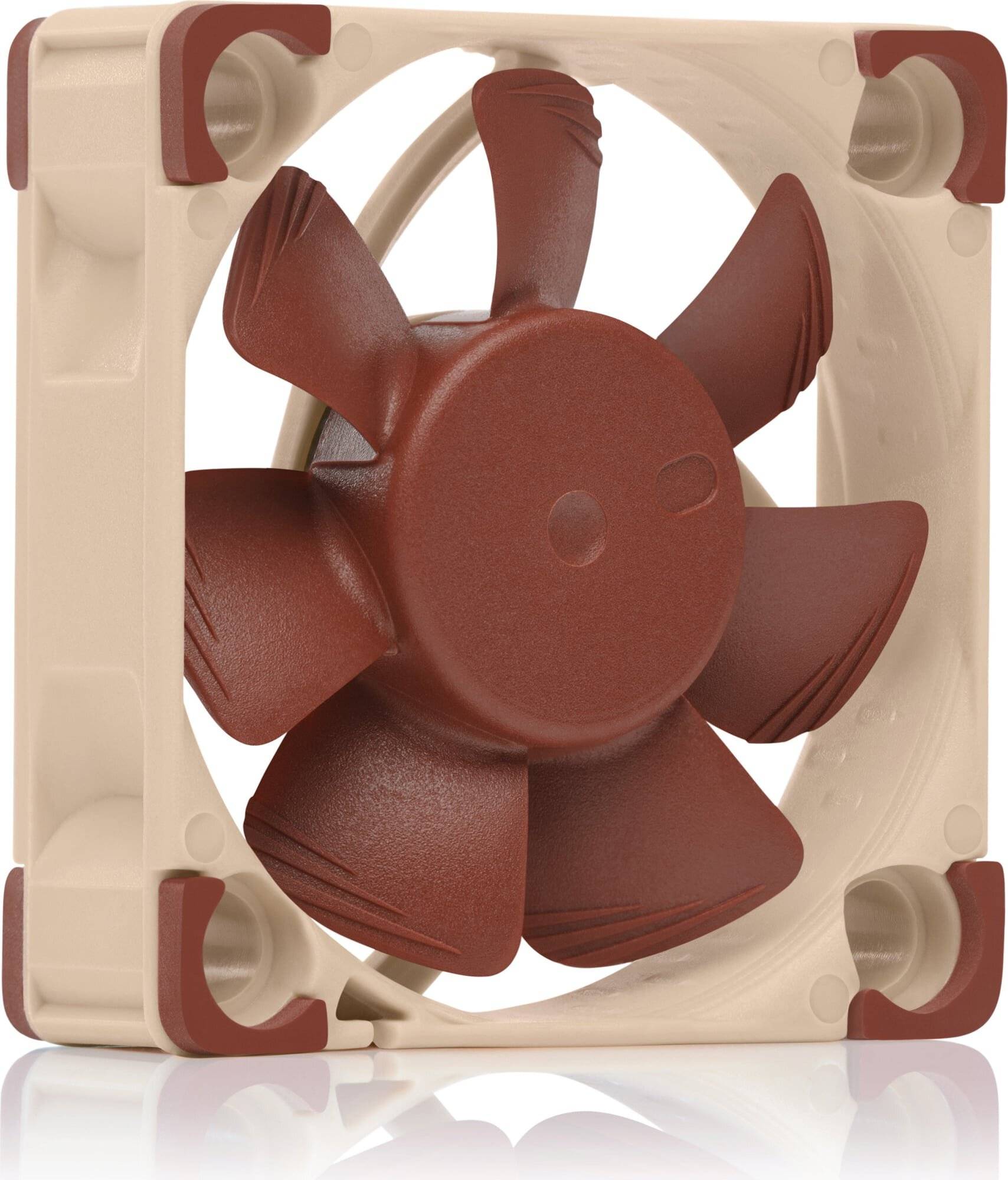 Nahaufnahme eines beige- und braunen quadratischen Lüftungsventilators mit sechs Blättern, dargestellt vor weißem Hintergrund.