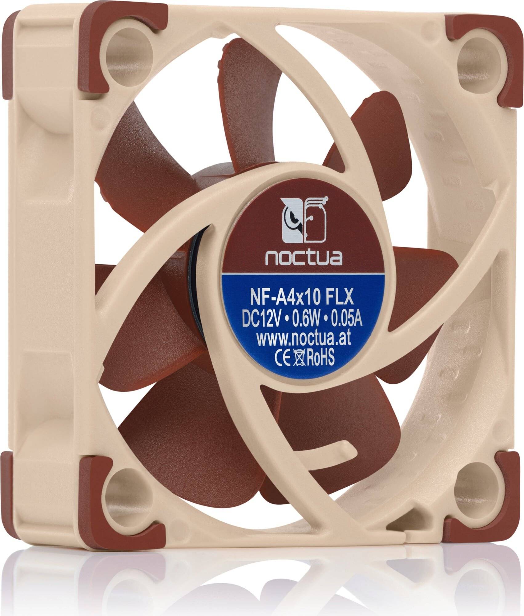 Frontansicht eines Noctua NF-A4x10 FLX 40mm beige-braun-farbigen Computerkühllüfters mit sichtbarem Mitteletikett.