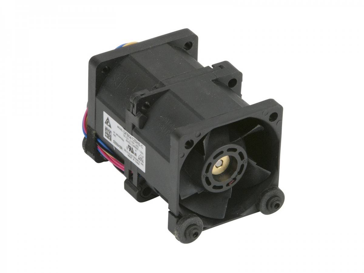 Schwarzer elektrischer Kühlventilator oder Gebläsemotor mit sichtbaren Drähten und Befestigungslöchern, auf weißem Hintergrund dargestellt.