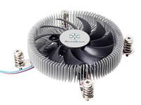 Kleiner Computer-CPU-Kühlventilator mit kreisförmigem Kühlkörper und vier federbelasteten Befestigungsschrauben auf weißem Hintergrund