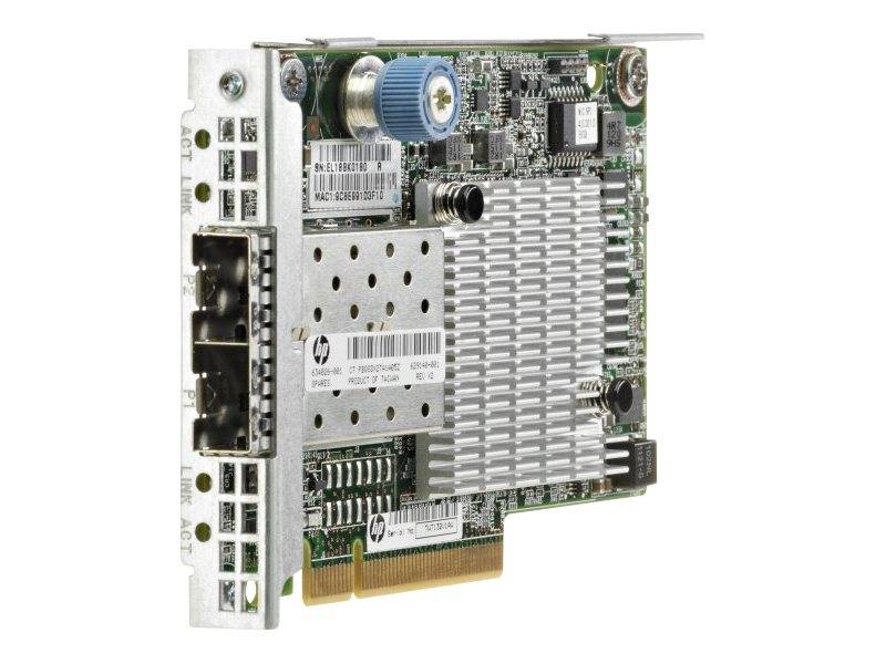 Eine Computer-Erweiterungskarte mit Metallanschlüssen, Chips und einem großen silbernen Kühlkörper für Netzwerk- oder Servereinsatz.