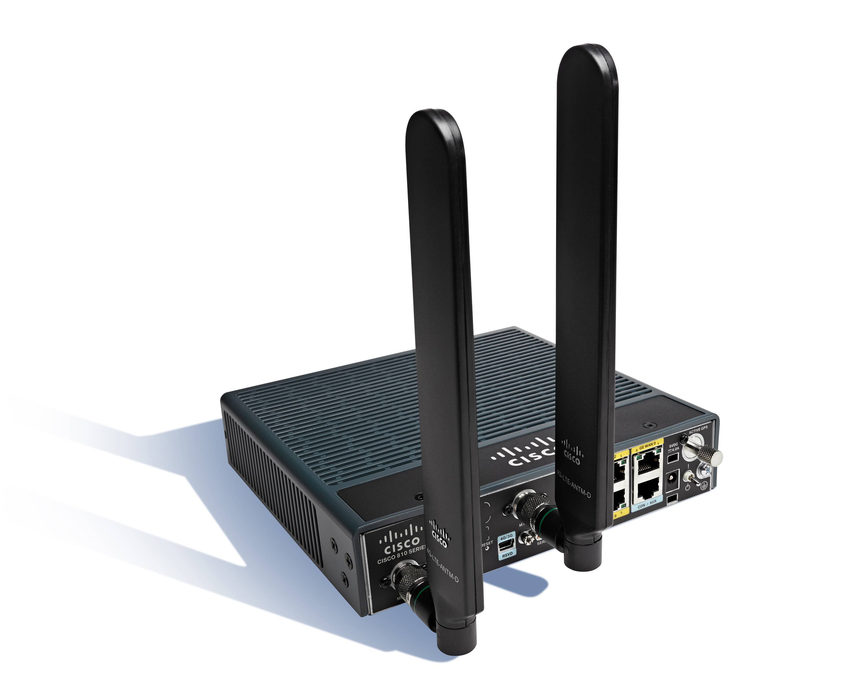 Cisco Wireless-Router mit zwei hohen Antennen auf weißem Hintergrund, angewinkelt, um die hinteren Anschlüsse und Statusleuchten zu zeigen.