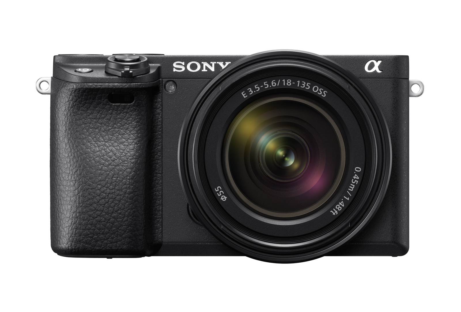 Frontansicht einer Sony-Systemkamera mit angebrachtem Objektiv auf weißem Hintergrund.