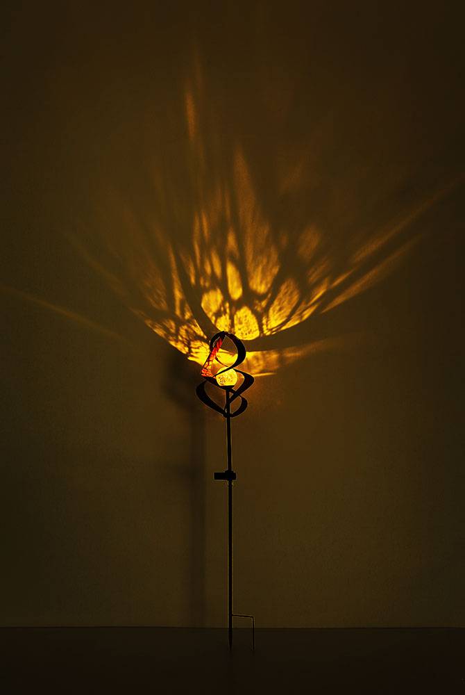 Solarlampen für außen Garten Steckleuchte IP44 Akku Solarleuchten Garten, Rotierend, Metall rostfarben Glas amber crackle, 1x LED 3000K, DxH 14,5x90