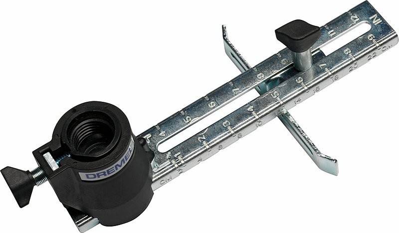 Nahaufnahme eines Dremel Router-Kantenfuhrungsaufsatzes, die Messmarken und einen Einstellknopf für präzise Schnitte zeigt.
