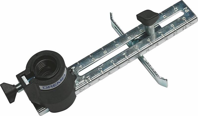 Eine verstellbare Router-Führungshilfe aus Metall und Kunststoff mit Messskala, entwickelt zum Anbringen eines Rotationswerkzeugs für präzise Schnitte.