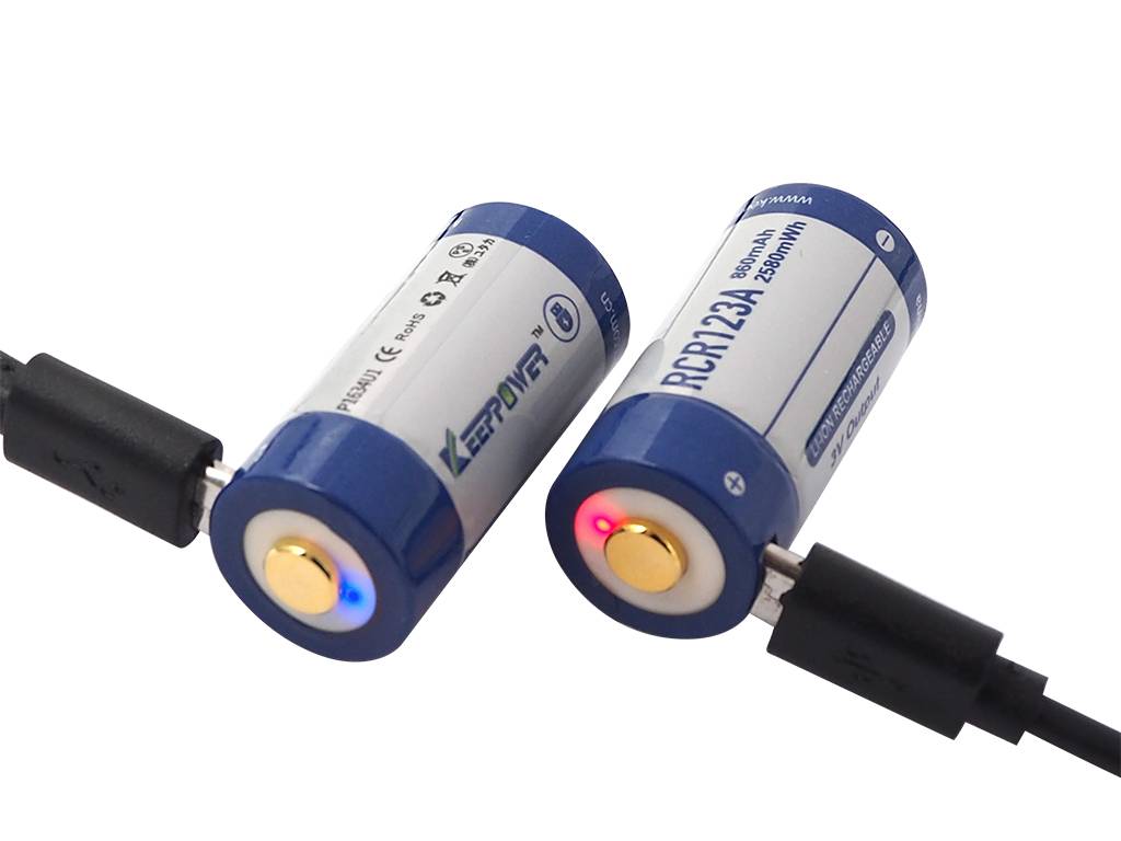 RCR123A 3.0 Volt 880mAh 1,5A Lithium Ionen Akku 16340, wiederaufladbar nur über micro USB