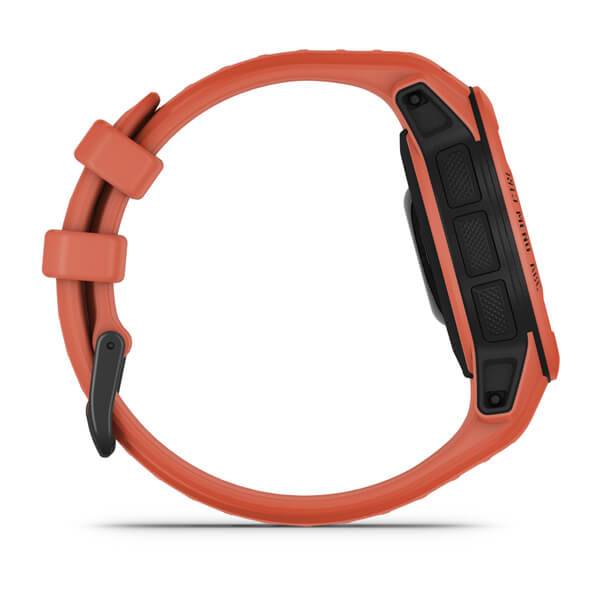 Seitenansicht einer Smartwatch mit einem orangefarbenen Armband, die deren Tasten und Schnallen detailliert zeigt. Das Uhrengehäuse ist schwarz und präsentiert ein elegantes Design.