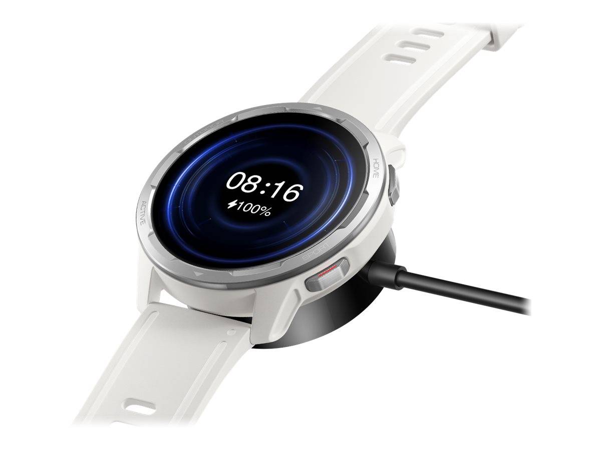 Weiße Smartwatch auf einer kabellosen Ladestation, auf dem Bildschirm werden 08:16 und 100% Akkuladung angezeigt.