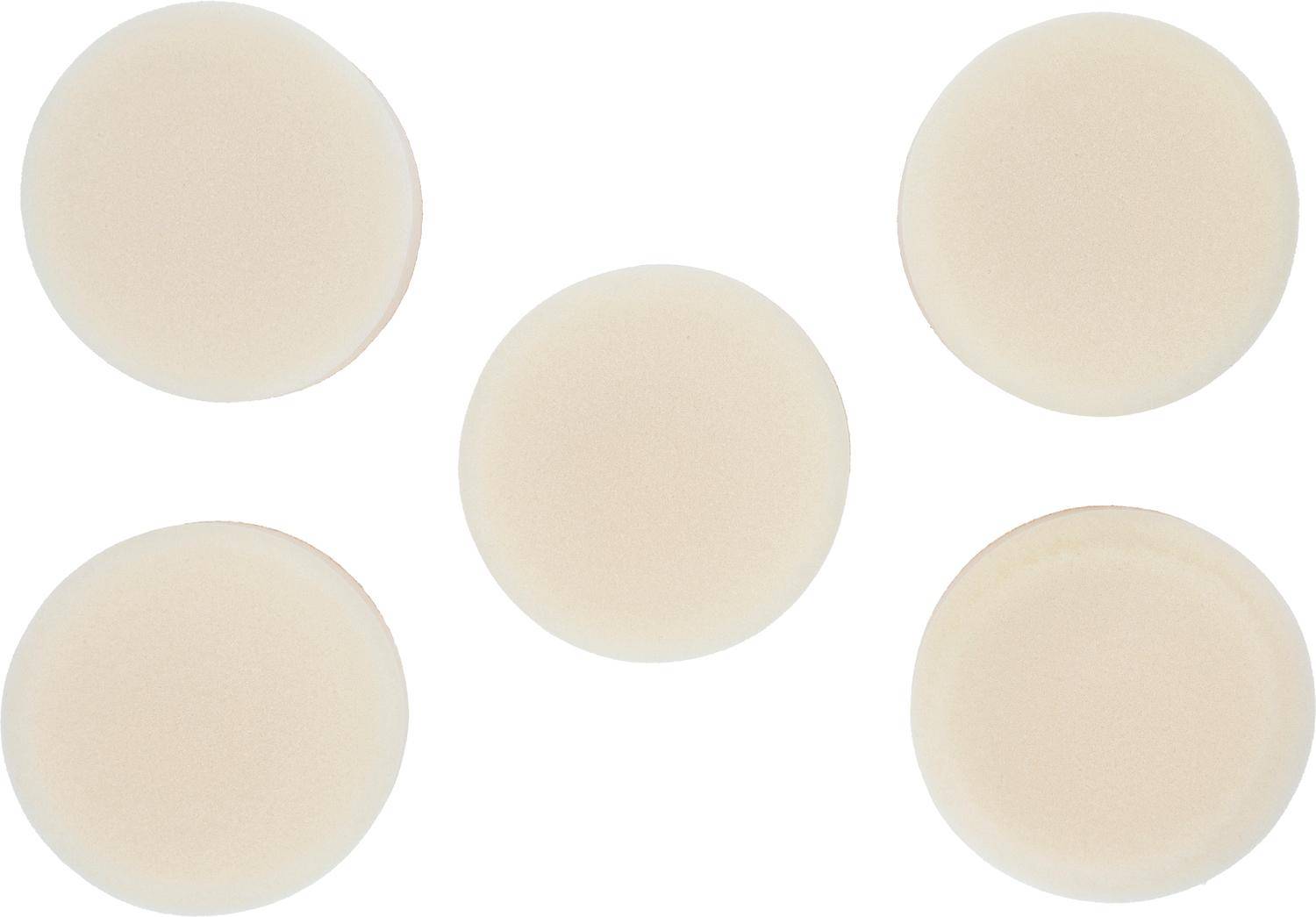 Fünf cremefarbene Make-up-Schwämme, symmetrisch auf einem weißen Hintergrund angeordnet.