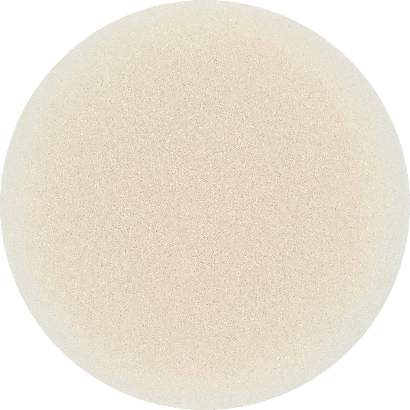 Beige, runder Schaumstoffpolster, typischerweise zum Polieren oder Reinigen verwendet, vor einem einfarbigen weißen Hintergrund.