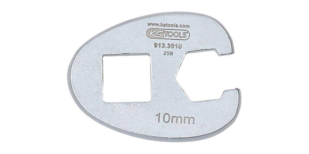 Ein silberner Metall-Quadratschlüssel-Adapter mit zwei quadratischen Öffnungen und der Beschriftung '10mm', verwendet für Kfz-Werkzeuge.