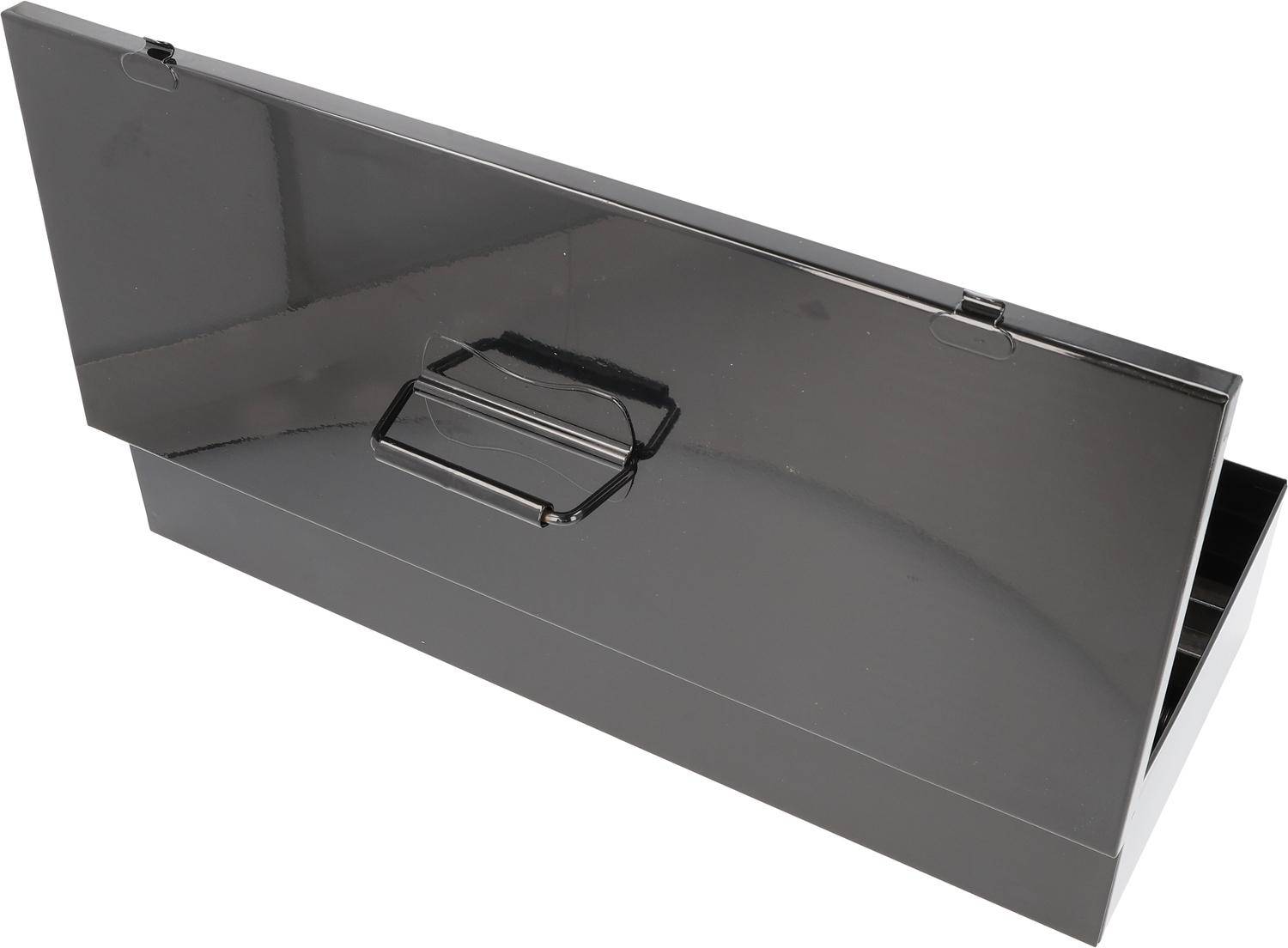 Ein glänzendes schwarzes rechteckiges Metalltablett mit einem klappbaren Griff wird gezeigt, das wahrscheinlich zum Tragen oder Servieren von Gegenständen verwendet wird.