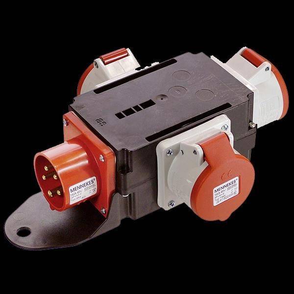 Ein industrieller Stromverteiler mit mehreren roten und weißen Steckdosen für verschiedene elektrische Anschlüsse, gekennzeichnet mit 'MENNEKES'.