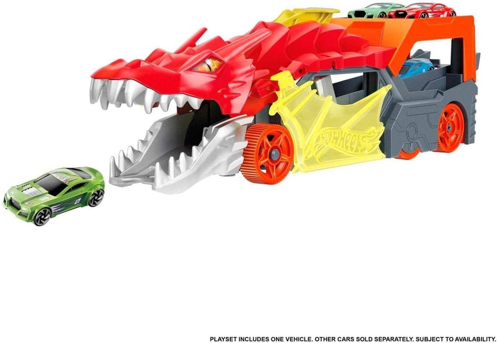 Spielzeug-Monstertruck-Set in Form eines roten Drachenkopfes mit aufgerissenen Kiefern, das mehrere Autos transportiert und sich einem grünen Spielzeugauto nähert.