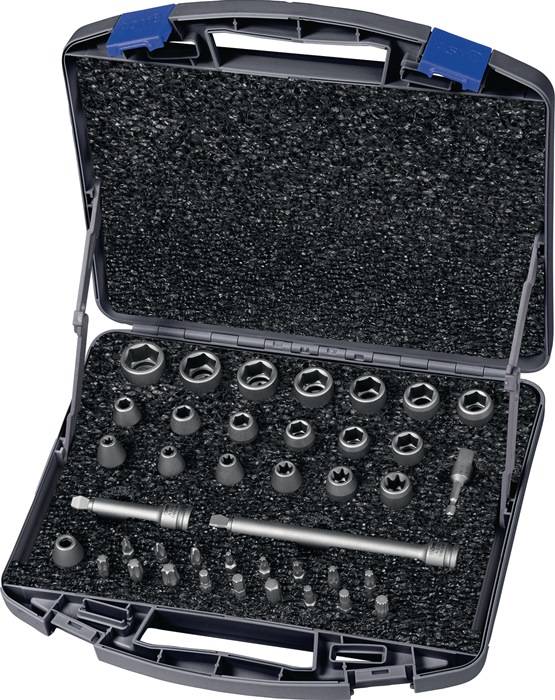 Ein offener Werkzeugkoffer mit verschiedenen Steckschlüsseleinsätzen, die in Schaumstoffschlitzen organisiert sind, mit einem langen Schraubenschlüssel in der Mitte.