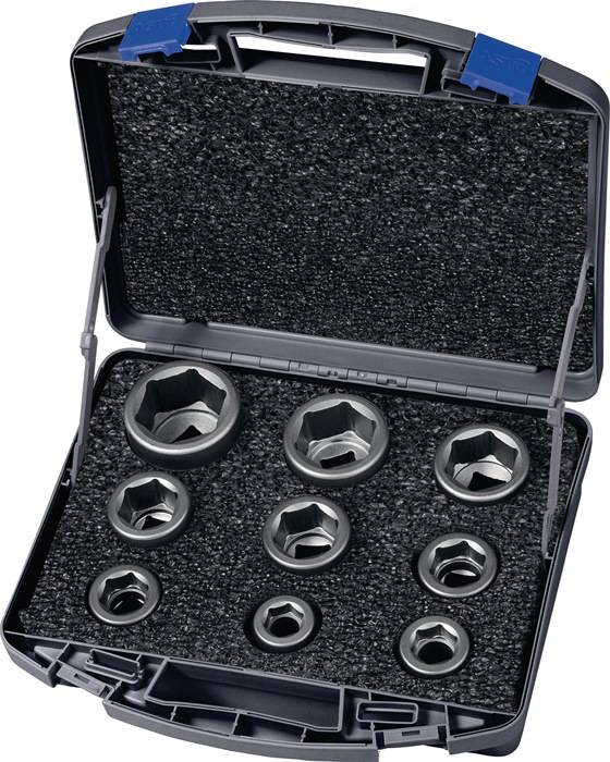 Ein schwarzer Koffer, der acht silberne Einsätze unterschiedlicher Größen enthält, die in einer Schaumstoffauskleidung eingebettet sind und für mechanische oder automotive Anwendungen konzipiert sind.