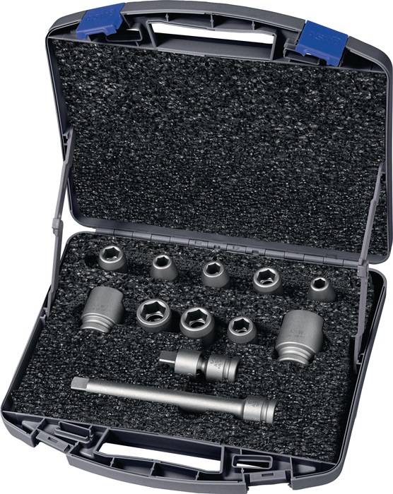 Ein offener Werkzeugkoffer mit verschiedenen Steckschlüsseln und Verlängerungen, ordentlich auf einer schwarzen Schaumstoffunterlage angeordnet, einsatzbereit.