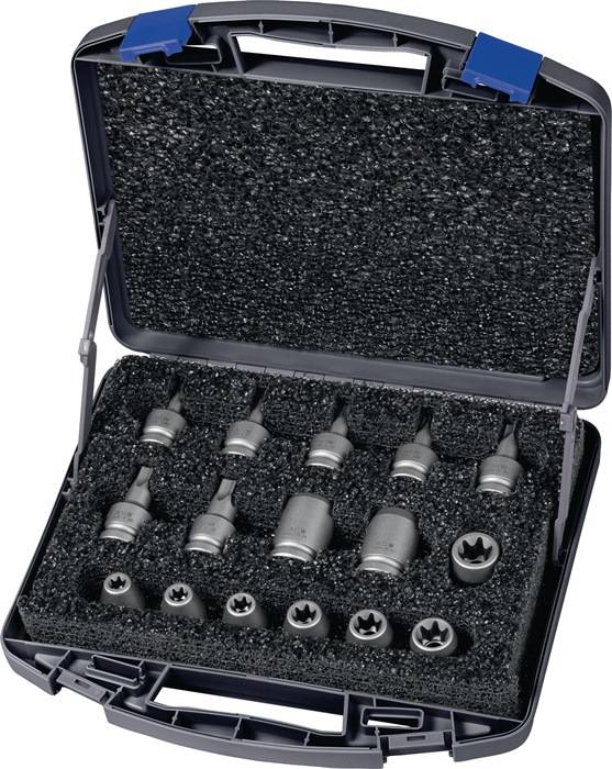 Offene schwarze Kiste mit Schaumstoffauskleidung, in der verschiedene Metallbohrer und Steckschlüssel ordentlich in Reihen angeordnet sind.