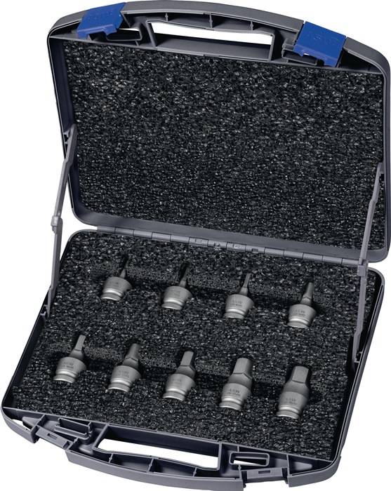 Eine offene schwarze Plastikkiste, die acht silberne Buchsen enthält, angeordnet in zwei Reihen, wobei jede in maßgefertigte Schaumstoff-Ausschnitte zur Organisation eingelassen ist.