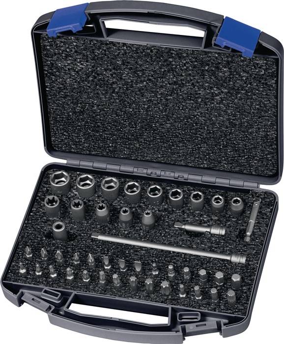 Ein Werkzeugkoffer mit verschiedenen Steckschlüsseln und Bits, die ordentlich in Schaumstoff eingepasst sind, mit einem Schwerpunkt auf unterschiedlichen Steckschlüsselgrößen und Schraubendrehereinsätzen.