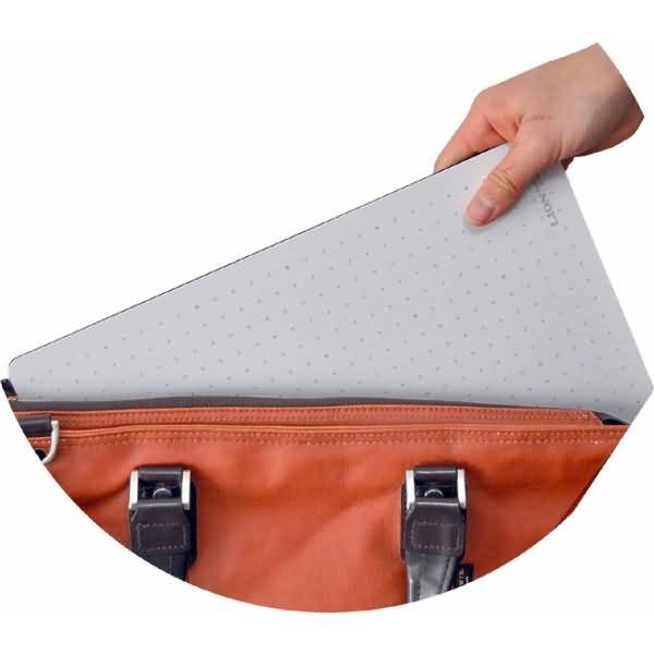 Eine Hand legt eine graue Tablette in einen offenen orangefarbenen Aktenkoffer mit schwarzen Schnallen.